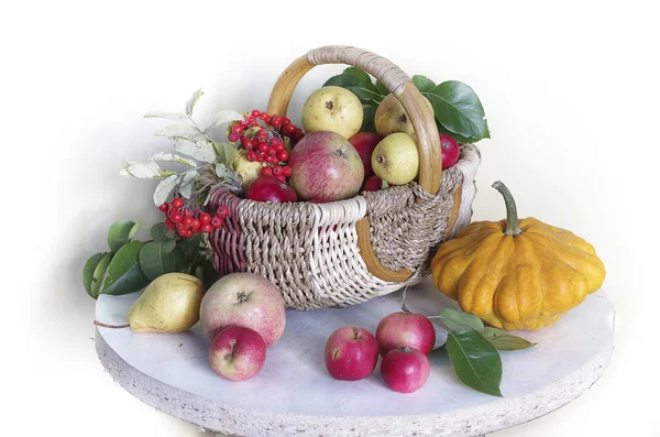 Reife Äpfel Beeren Korb Und Ein Gelber Kürbis Auf Weißem — Stockfoto