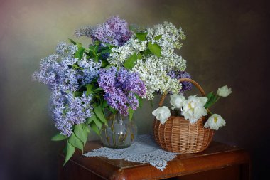 Masanın üzerinde bir vazoda natürmort Eflatun çiçekler.