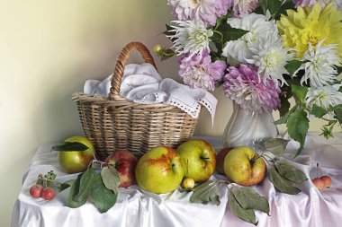 Hayat elma ve çiçeklerle dolu