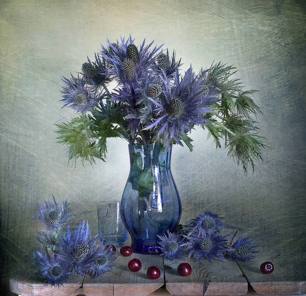 Natura Morta Con Fiori Secchi Blu Vaso Sul Tavolo — Foto Stock