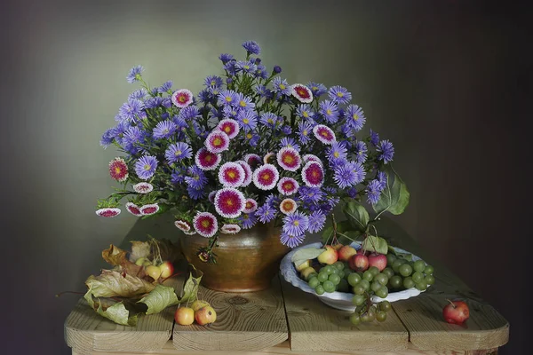 Çiçekler Olgun Üzümlerle Dolu Bir Hayat Şükran Günü — Stok fotoğraf