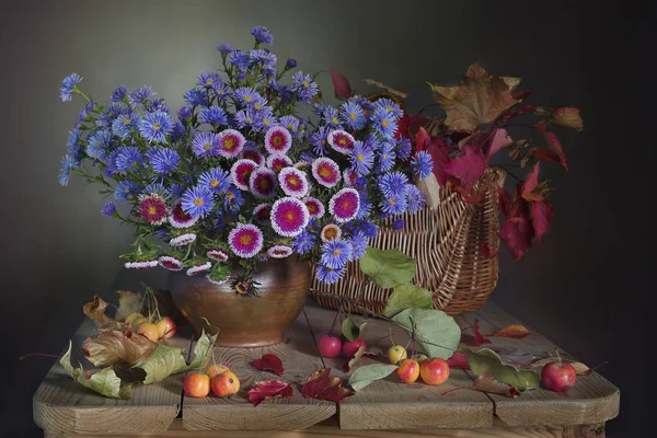 Букет Різних Квітів Стиглих Яблук Осіннє Натюрморт Квітами Яблуками — стокове фото