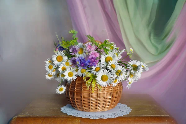 Kytice Čerstvých Divokých Květin Košíku Žít Zátiší Letních Květin — Stock fotografie