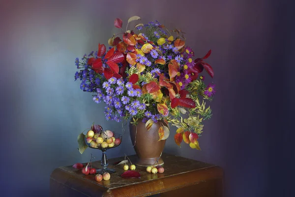 Nature Morte Avec Bouquet Marguerites Bleues Dans Vase Pommes Mûres — Photo