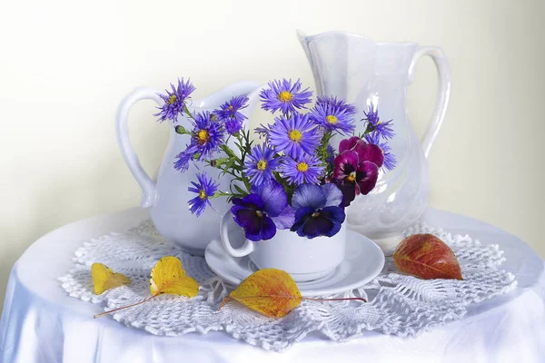 Csendélet Egy Csokor Kék Százszorszépséggel Buzikkal Egy Vázában Fehér Alapon — Stock Fotó