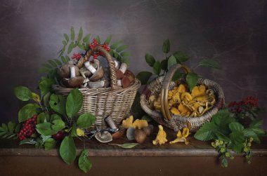 Bir sepet ve sonbahar yaprakları orman yenilebilir mantar ile natürmort