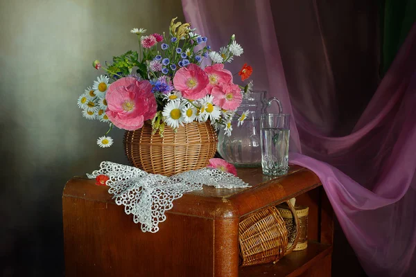 Sepette Bir Buket Taze Yabani Çiçek Hala Yaz Çiçekleri — Stok fotoğraf