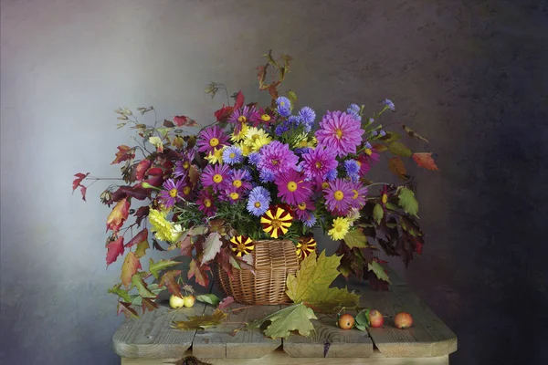 在一个褐色背景的篮子里放着一束美丽的 不同的花 — 图库照片