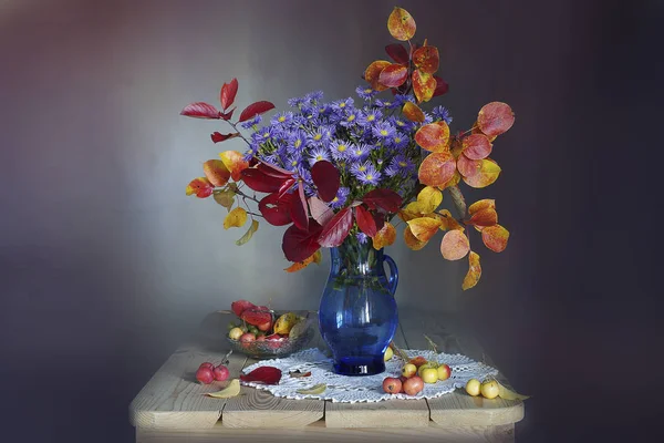 一束美丽的花朵和秋天的叶子在一个褐色背景的花瓶里 — 图库照片