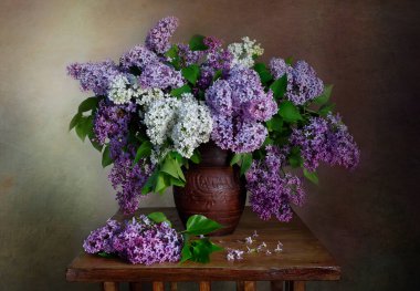 Masadaki vazoda bir demet güzel leylak. .