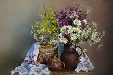 Vazoda bir buket papatya ve kır çiçekleri..