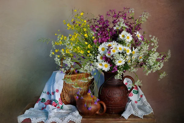 Een Ruiker Van Madeliefjes Wilde Bloemen Een Vaas — Stockfoto