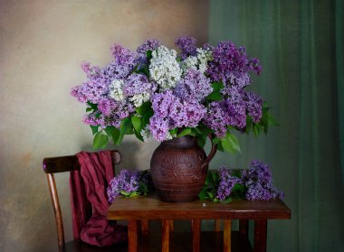 Masadaki vazoda bir demet güzel leylak. .