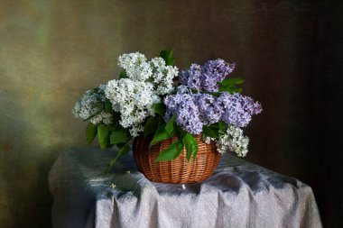 Güzel bir arka planda izole edilmiş sepetteki leylak buketi..