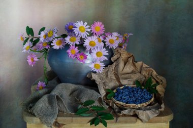 Vazoda bir buket papatya ve kağıt üzerinde böğürtlen..