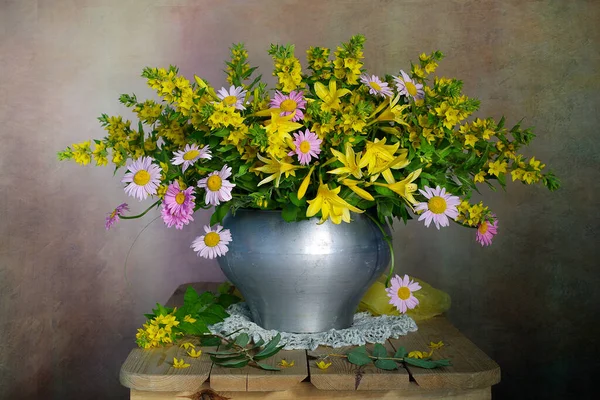 Sarı Çiçekler Papatyalar Dökme Demir Bir Vazoda Yaban Mersinleri Masada — Stok fotoğraf