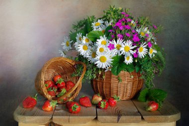 Sepette papatyalar, masada çilekler.