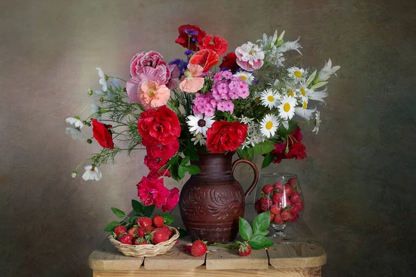 Coquelicots Autres Fleurs Dans Vase Fraises Sur Table — Photo