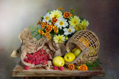 Böğürtlenli, olgun elmalı ve çiçekli bir hayat.