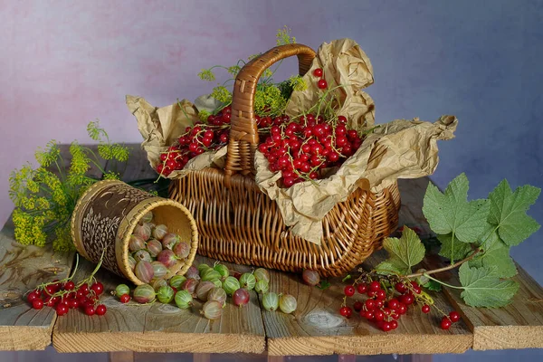 桌上的篮子里还有红莓 过着平静的生活 — 图库照片