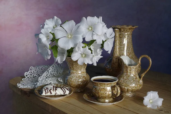 Stilleven Met Witte Bloemen Een Vaas Een Kopje Koffie — Stockfoto