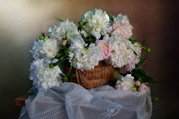 Stilleven Met Witte Mooie Pioenrozen Een Mand — Stockfoto