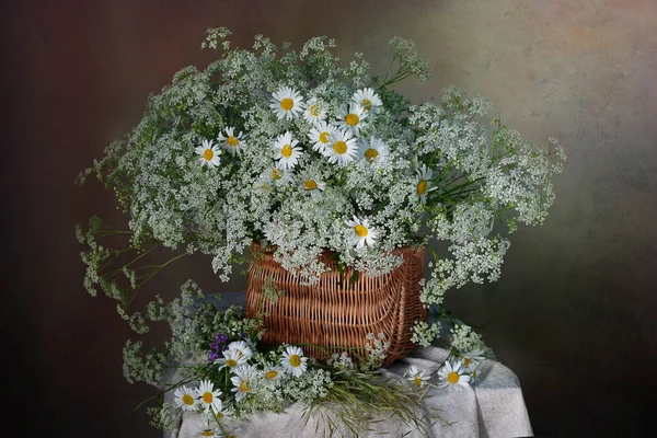 Stillleben Mit Gänseblümchen Korb Auf Dem Tisch — Stockfoto