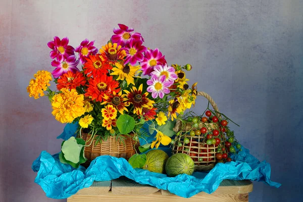 Ramo Flores Diferentes Una Canasta Sobre Papel Azul — Foto de Stock
