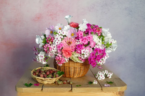 Masadaki sepetin içinde pembe çiçekler..