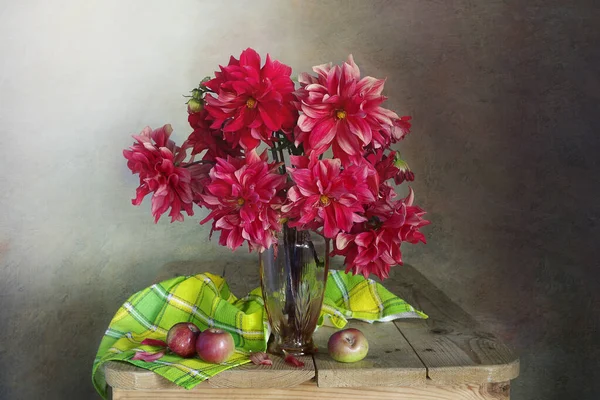 Nature Morte Avec Des Dahlias Rouges Dans Vase Sur Table — Photo