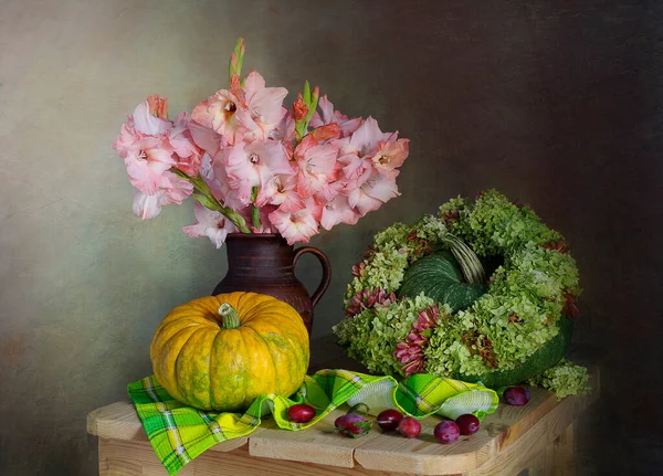 Beau Bouquet Gladioli Dans Vase Une Couronne Fleurs Citrouille — Photo