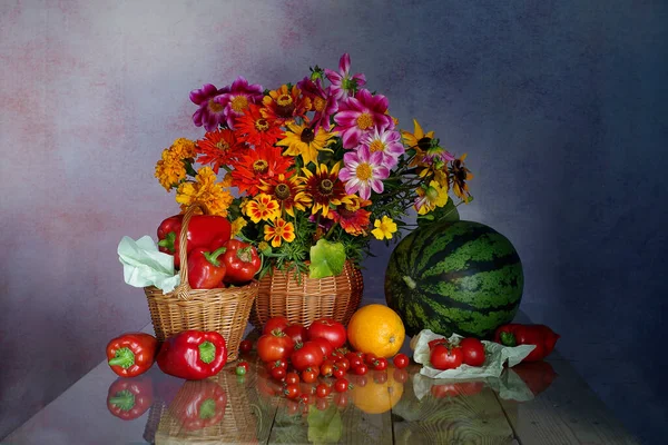 美丽的花朵在篮子里 成熟的西瓜 西红柿在桌上 有倒影 — 图库照片