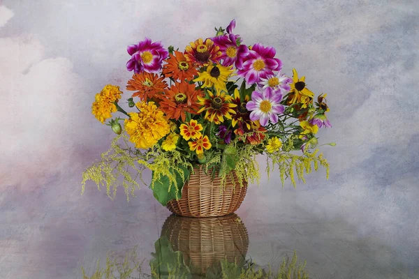 Красивые Цветы Корзине Столе Отражением — стоковое фото