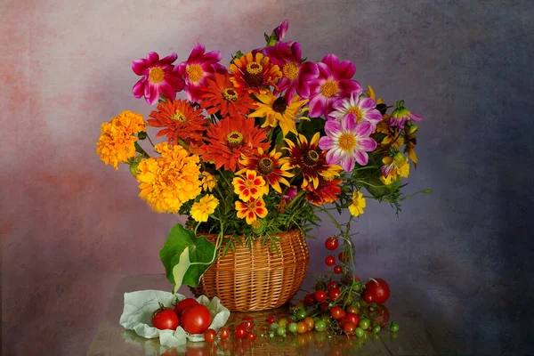 Sepette güzel çiçekler ve olgun karpuz, masada yansıması olan domatesler. .