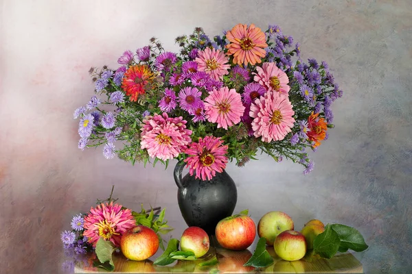 美丽的静谧生活 桌上有鲜花和苹果 桌上有倒影 — 图库照片