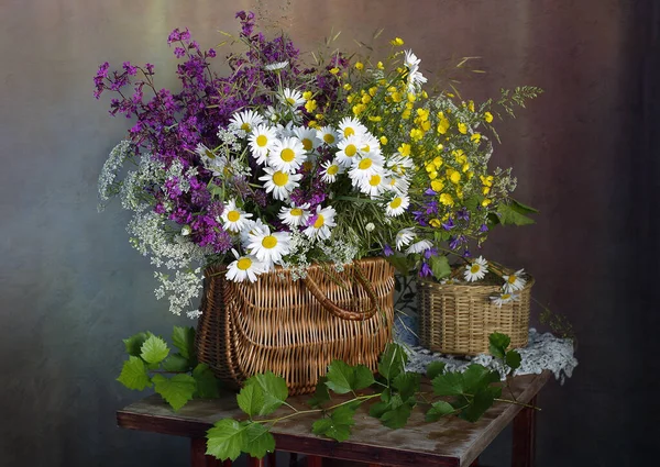 Bouquet Marguerites Fleurs Sauvages Dans Panier — Photo