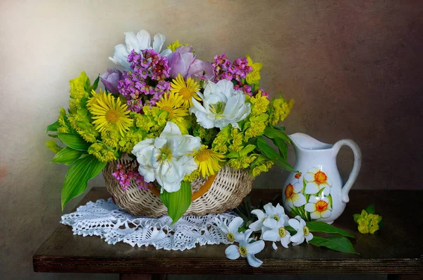 Een Ruiker Van Voorjaar Veelkleurige Bloemen Een Mand — Stockfoto