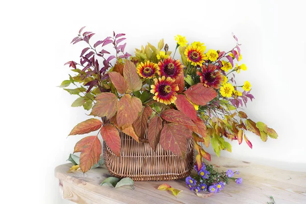 Hermosas Hojas Flores Otoño Una Canasta Sobre Mesa — Foto de Stock