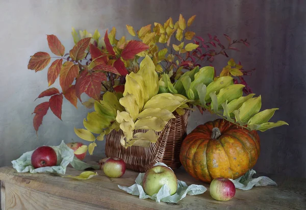 桌上放着秋天的叶子和南瓜的静谧生活 — 图库照片
