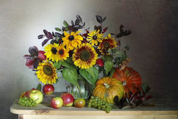 桌上放着苹果 葡萄和鲜花 过着平静的生活 收获节 — 图库照片