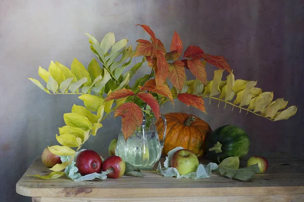 Stillleben Mit Herbstblättern Und Äpfeln Kürbisse Auf Dem Tisch — Stockfoto