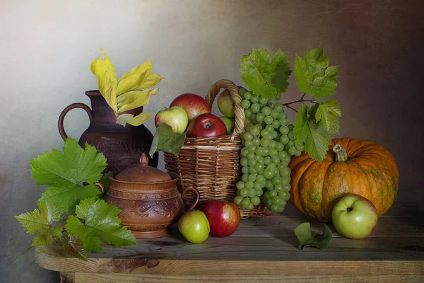 Nature Morte Avec Une Récolte Pommes Citrouilles Raisins Sur Table — Photo