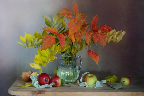 Nature Morte Avec Des Feuilles Automne Des Pommes Sur Table — Photo