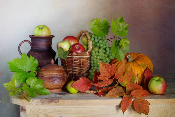 桌上放着苹果 南瓜和葡萄 过着安静的生活 收获佳节 — 图库照片