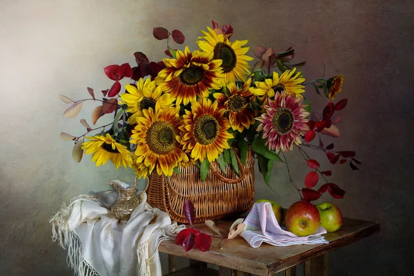 桌上放着苹果和向日葵的收获 过着平静的生活 收获节 — 图库照片