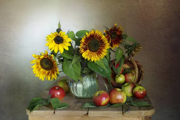 Nature Morte Avec Une Récolte Pommes Des Fleurs Sur Table — Photo