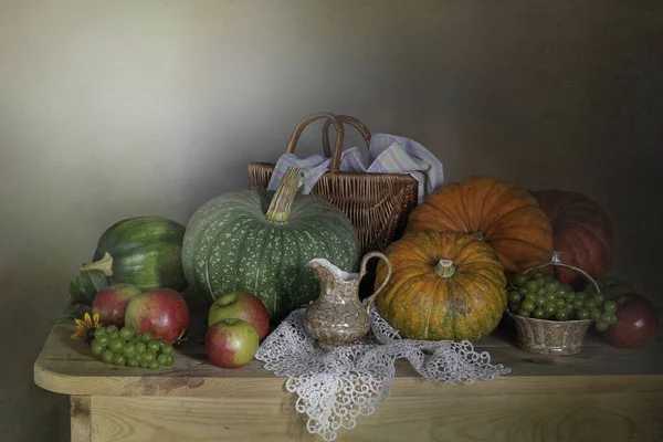 Stillleben Mit Einer Ernte Von Äpfeln Kürbissen Und Trauben Auf — Stockfoto
