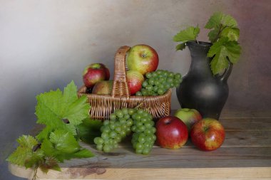 Masada elma ve üzüm hasadıyla sakin bir hayat. Hasat festivali..