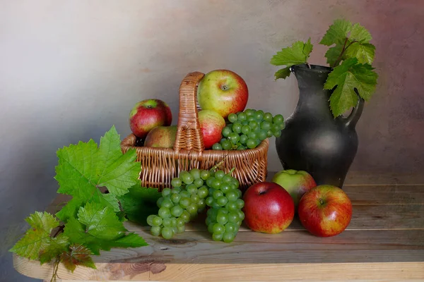 Masada elma ve üzüm hasadıyla sakin bir hayat. Hasat festivali..