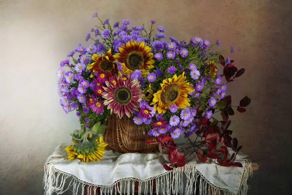 Naturaleza Muerta Con Hermosos Girasoles Sobre Mesa — Foto de Stock